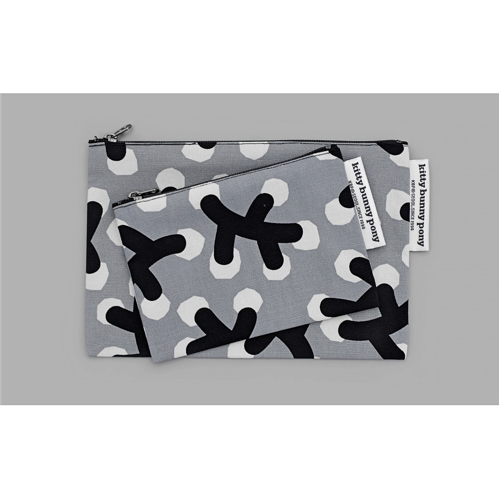 Winterberry Flat pouch mit schwarz-weissen Winterbeeren auf grauem Hintergrund.